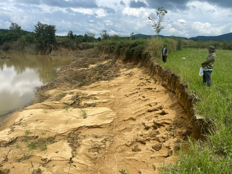 Đất người dân bị sạt lở do hoạt động khai thác cát.