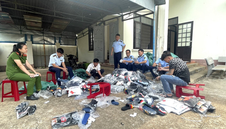 Lực lượng chức năng giám sát tiêu hủy đối với 1.143 sản phẩm hàng hóa giả mạo.