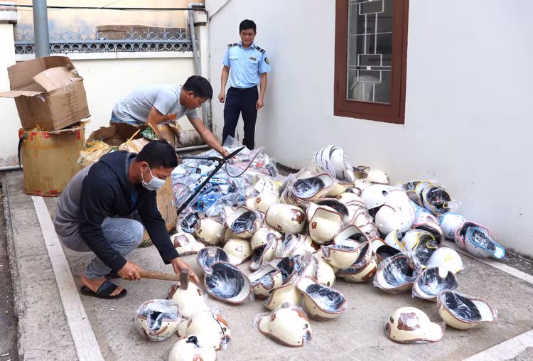 Đội Quản lý thị trường số 1 giám sát tiêu hủy đối với 674 sản phẩm hàng hóa vi phạm.