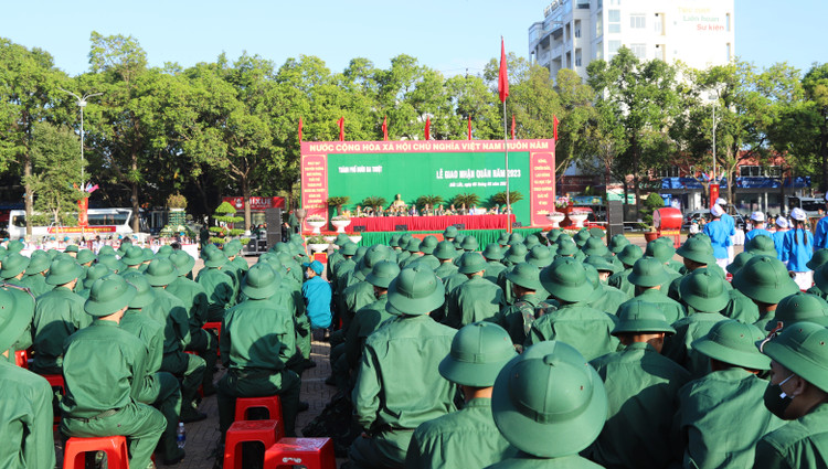 Toàn cảnh buổi Lễ giao nhận quân tại Quảng trường 10/3 - TP Buôn Ma Thuột.