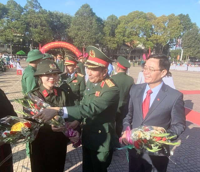 Lãnh đạo Tư lệnh quân khu 5 và Bí Thư Tỉnh ủy Đắk Lắk tặng hoa động viên các tân binh.