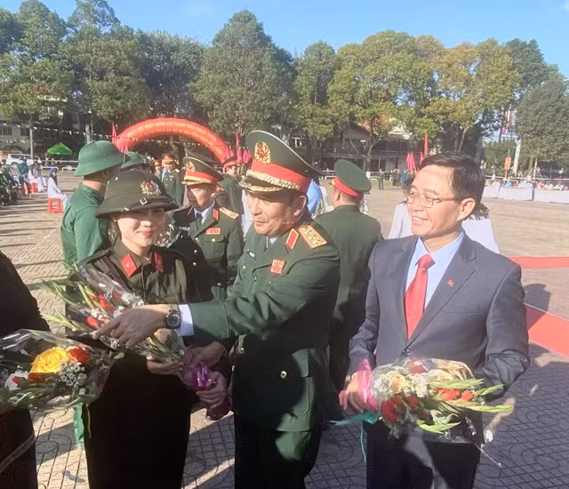 Lãnh đạo Tư lệnh quân khu 5 và Bí Thư Tỉnh ủy Đắk Lắk tặng hoa động viên các tân binh.