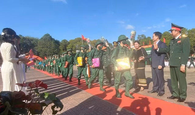 Đắk Lắk có gần 3.000 thanh niên nô nức nức lên đường nhập ngũ tiếp bước cha anh bảo vệ Tổ quốc.