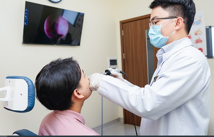 Bác sĩ Nguyên đang nội soi mũi cho bệnh nhân D. Ảnh: BVCC