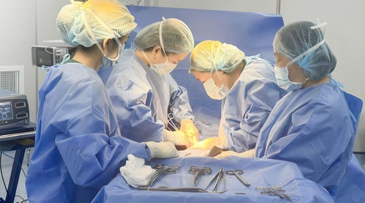 Ê kíp bác sĩ phẫu thuật cắt một tử cung cho bệnh nhân H. Ảnh BVCC