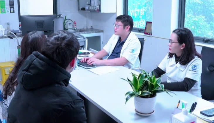 Bác sĩ Hà Ngọc Mạnh tư vấn cho bệnh nhân. Ảnh: BVCC