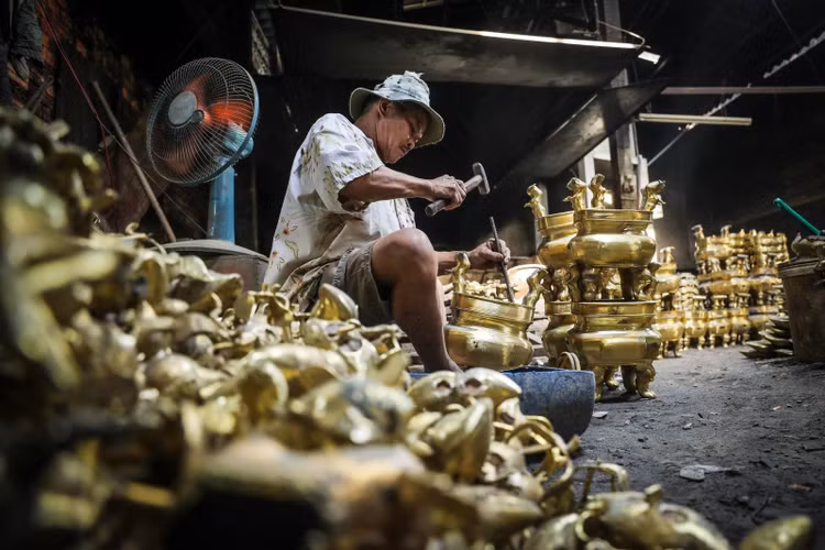 Nghệ nhân đúc đồng tại Huế. Nguồn: Sưu tầm