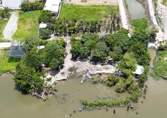 Vị trí sạt lở đất trên tuyến sông Sài Gòn, quán cà phê Giao Khẩu, thuộc khu phố 3C, phường Thạnh Lộc, quận 12. Ảnh: Châu Tuấn