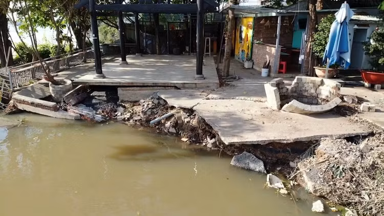 Sạt lở khiến nhiều tài sản, cây kiểng của quán cà phê Giao Khẩu bị cuốn trôi…