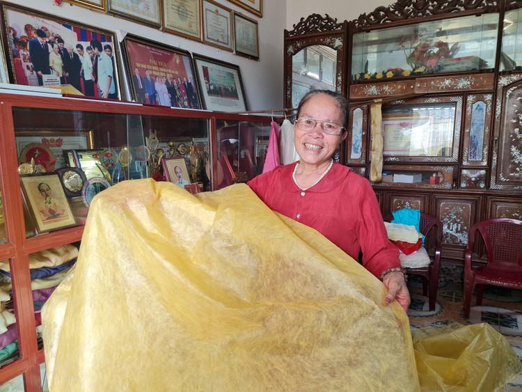 Nghệ nhân bên sản phẩm tự dệt