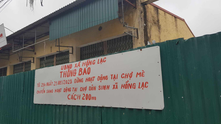 Biển thông báo dừng hoạt động chợ cũ
