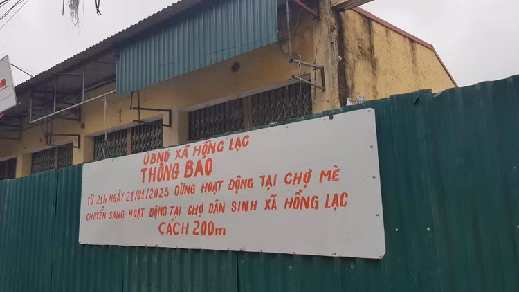 Biển thông báo dừng hoạt động chợ cũ