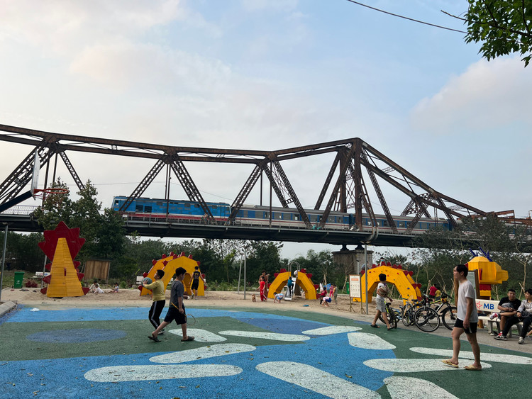 Trên diện tích 1000m2, sân chơi bao gồm các hạng mục như khu xích đu sân bóng rổ, bãi cát vườn hoa, đường tiếp cận xe lăn. Tâm điểm của không gian này là thiết kế bằng gỗ mang hình dáng một con rồng lớn vươn mình bay lên được gọi là hệ chơi hình rồng.