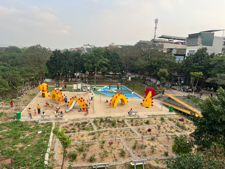 Bãi đất từng đầy cây dại và rác thải dưới chân cầu Long Biên (phường Phúc Tân, quận Hoàn Kiếm, Hà Nội) mới đây đã được cải tạo trở thành sân chơi cho người dân ở nhiều độ tuổi khác nhau. Bãi đất được chia thành các khu vui chơi, sân tập bóng rổ, cầu lông và nhiều thiết bị tập thể dục công cộng.