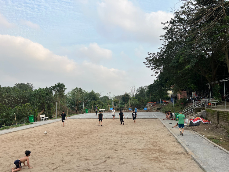 Để có được thành quả này, gần 200 người dân và các thành viên Hội Liên hiệp Phụ nữ, Đoàn Thanh niên, Hội Cựu chiến binh phường Phúc Tân cùng các tình nguyện viên đã chung tay dọn dẹp rác thải, trồng cây, kiến tạo khu vườn cộng đồng trong vòng 1 tháng.