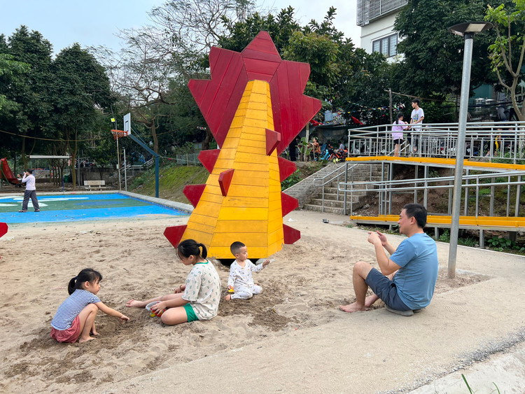 Anh Hoàng (37 tuổi) vui mừng vì có một không gian cho người lớn, trẻ em vui chơi mỗi buổi chiều. Anh kể, ngày trước công viên chỉ là bãi đất hoang, nhiều người mang rác ra vứt gây ô nhiễm, nhưng giờ đây thực sự đã thay đổi, đã xây dựng sân chơi sạch đẹp cho các bạn nhỏ.