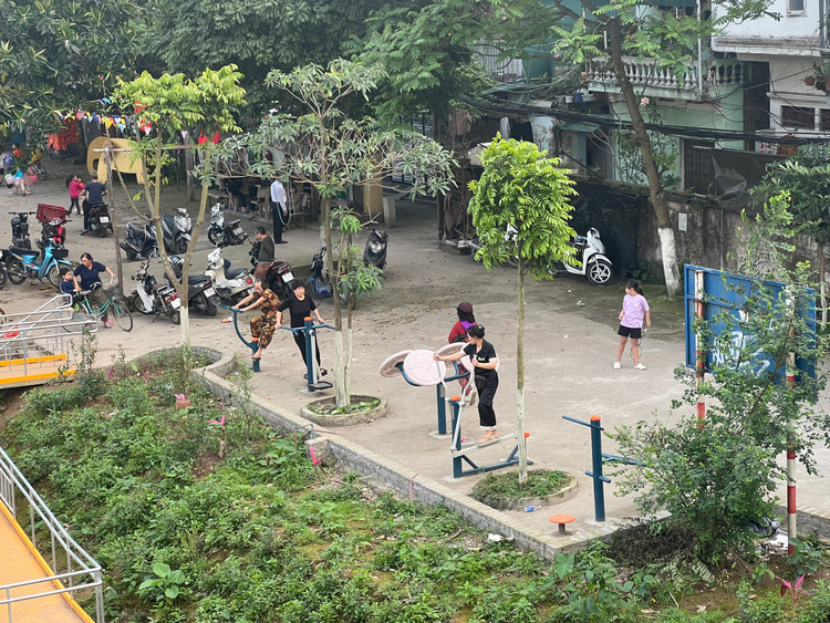 Nhiều dụng cụ được lắp đặt thuận tiện cho người dân trên địa bàn và các vùng lân cận đến tập thể dục.