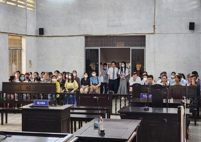 Phiên tòa bị hoãn do nhiều luật sư và người liên quan vắng mặt.