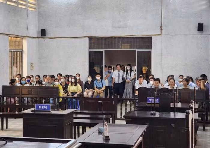 Phiên tòa bị hoãn do nhiều luật sư và người liên quan vắng mặt.