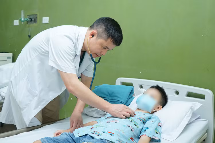 Bệnh nhi được phẫu thuật thay van động mạch phổi qua da. Ảnh BVCC