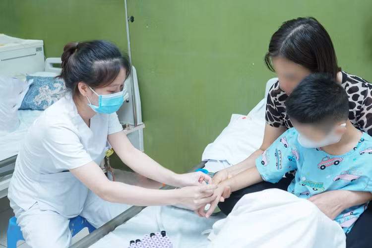 Bệnh nhi đã được phẫu thuật thay van động mạch phổi qua da thành công. Ảnh BVCC