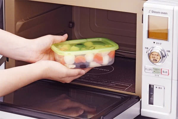 Lý do không nên hâm nóng thức ăn trong hộp nhựa bằng lò vi sóng. Ảnh minh họa