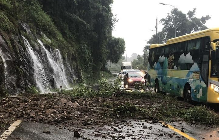 Cây xanh, đất đá đổ xuống đường gây ùn tắc giao thông.