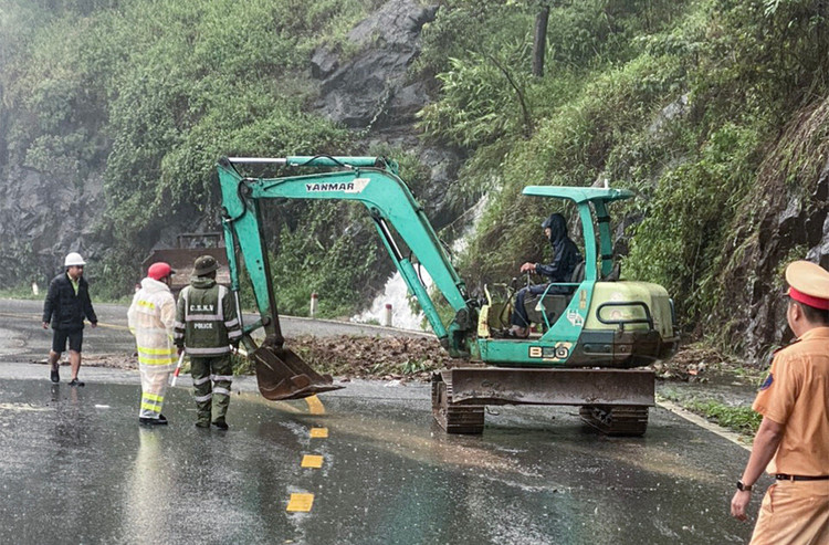 Cơ quan chức năng thu dọn đất đá sạt lở tại đèo Bảo Lộc.