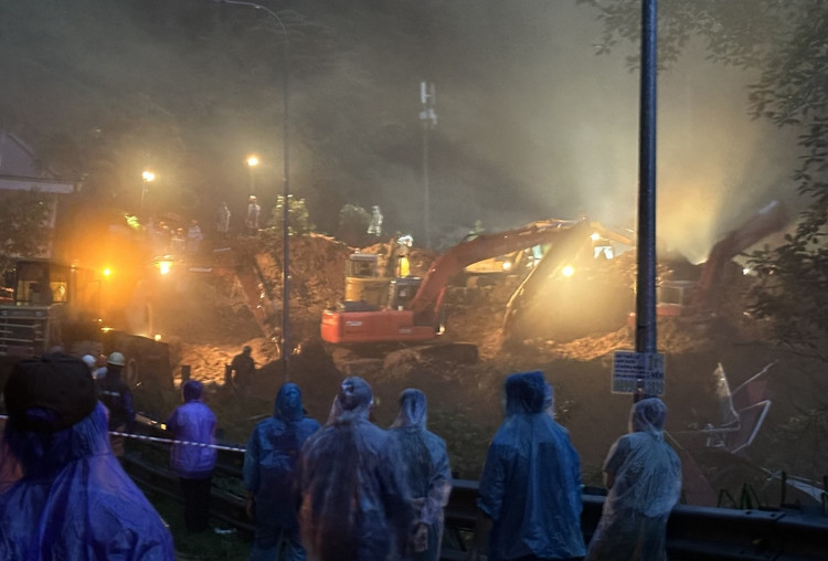 Công tác cứu hộ đang được các lực lượng tích cực triển khai trong đêm.