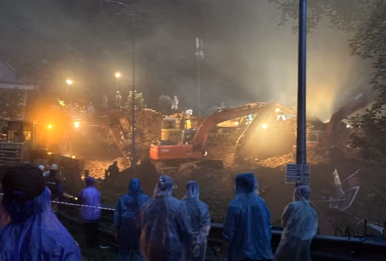 Công tác cứu hộ đang được các lực lượng tích cực triển khai trong đêm.