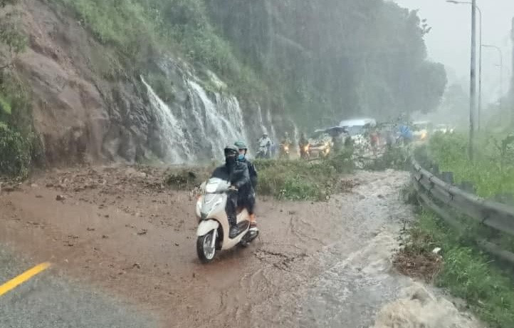 Mưa lớn gây sạt lở làm ách tắc giao thông nghiêm trọng.