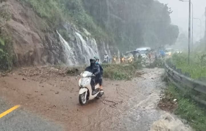 Mưa lớn gây sạt lở làm ách tắc giao thông nghiêm trọng.