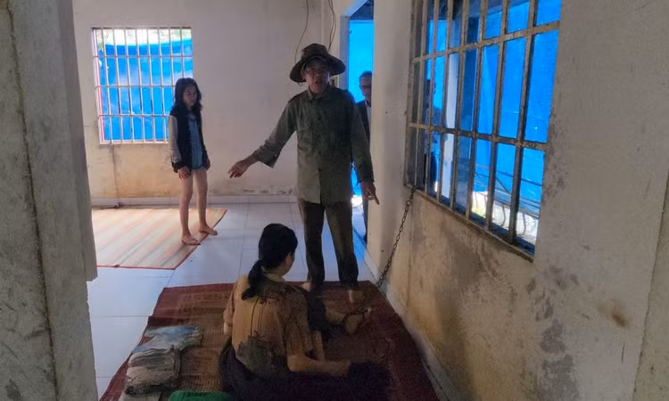 Ba người phụ nữ bị nhốt, xích chân trong nhà ở TP Bảo Lộc.