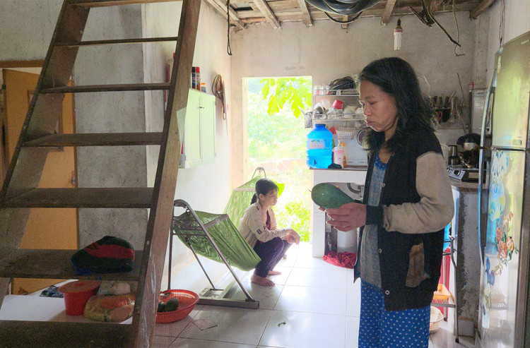 Người phụ nữ còn lại không bị xích nhưng có biểu hiện hoảng loạn.