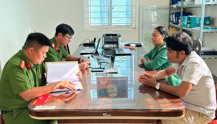 Cơ quan công an trao trả tài sản cho người bị cướp.