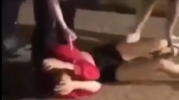 Thiếu nữ bị đánh hội đồng trong Clip được đăng tải trên mạng xã hội.