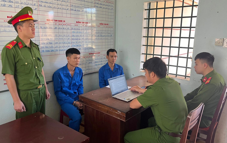 Cơ quan công an khởi tố 2 đối tượng về hành vi cướp giật tài sản. Cơ quan công an khởi tố 2 đối tượng về hành vi cướp giật tài sản.