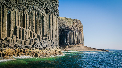 Fingal được hình thành hoàn toàn bởi các cột đá bazan hình lục giác, giống như cấu trúc của bờ đường đá khổng lồ Causeway ở Bắc Ireland, tạo nên mái vòm cong tự nhiên.