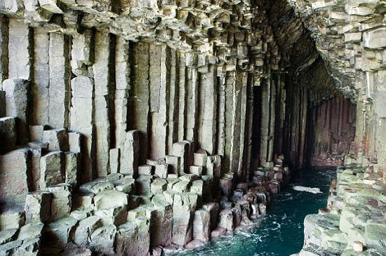 Những chiếc cột đá đặc biệt này được hình thành nên bởi một khối lượng dung nham khổng lồ được làm mát bởi nước biển, khiến cho chúng bị nứt ra thành các cột đá dài có dạng hình lục giác. Chính những cột đá này đã làm nên vẻ đẹp đặc biệt và độc đáo cho hòn đảo Staffa. Ảnh: Geology Science