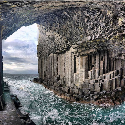 Những cột đá này đã xếp chồng lên nhau khoảng 60 triệu năm trước khi mà Đại Tây Dương vẫn đang được hình thành. Ảnh Wiki