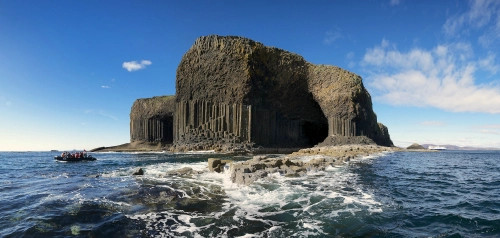 Động Fingal (Fingal’s Cave) là một hang động tự nhiên tuyệt đẹp, nằm trên hòn đảo không có người ở Staffa, ngoài khơi bờ biển phía tây của Scotland. Ảnh Internet