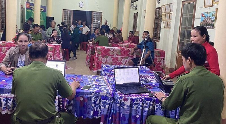 Lực lượng Công an các huyện, thành phố nỗ lực ngày đêm cấp CCCD và mã định danh điện tử cho người dân.