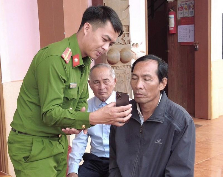 Lực lượng Công an cơ sở tuyên tuyền, hướng dẫn người dân kích hoạt mã định danh điện tử.