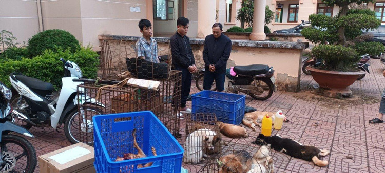 Các đối tượng bị công an bắt dữ cùng tang vật