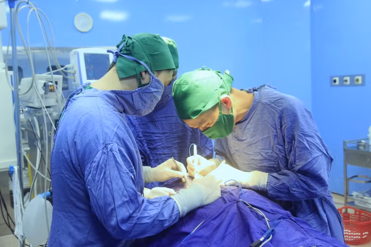 Phẫu thuật ung thư thanh quản cho bệnh nhân. Ảnh BVCC