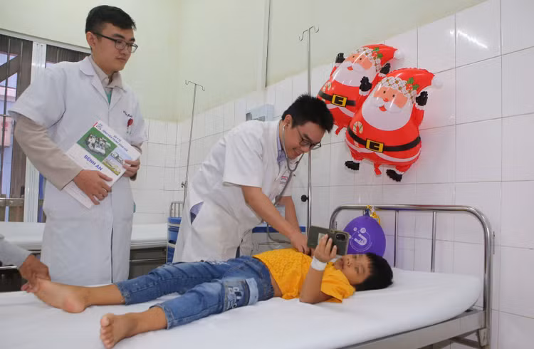Các bác sĩ thăm khám cho bệnh nhi trước lúc xuất viện. ẢNh BVCC