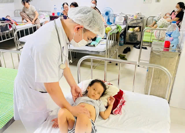 Sau 1 tuần được các bác sĩ chăm sóc, sức khỏe bệnh nhi P.V.H.A bị nhiễm toan ceton do đái tháo đường đã ổn định và được xuất viện.. Ảnh BVCC