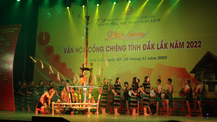 Trình diễn cồng chiêng kết hợp dân vũ.