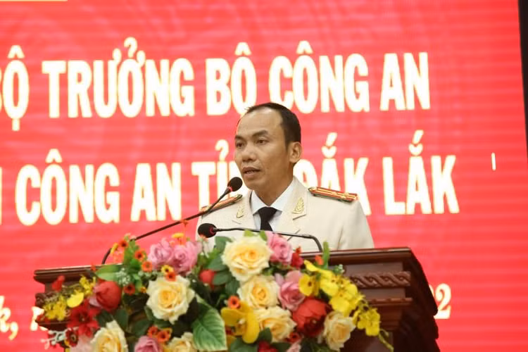 Thượng tá Trần Quang Hiếu phát biểu nhận nhiệm vụ. Ảnh: T.D