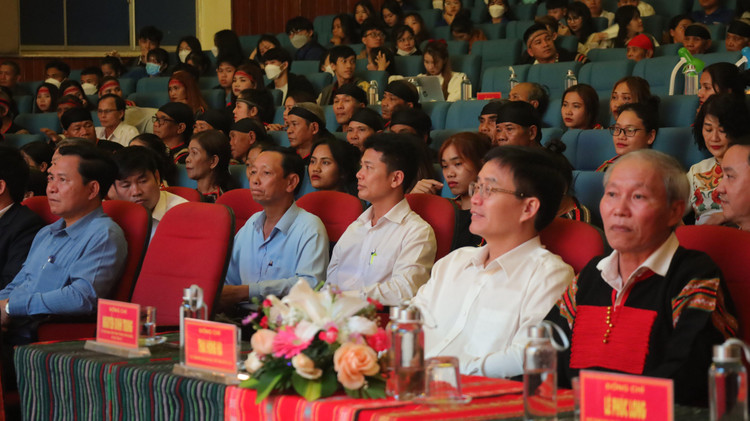 Các đại biểu về dự khai mạc.